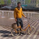 Portrait en vélo jaune